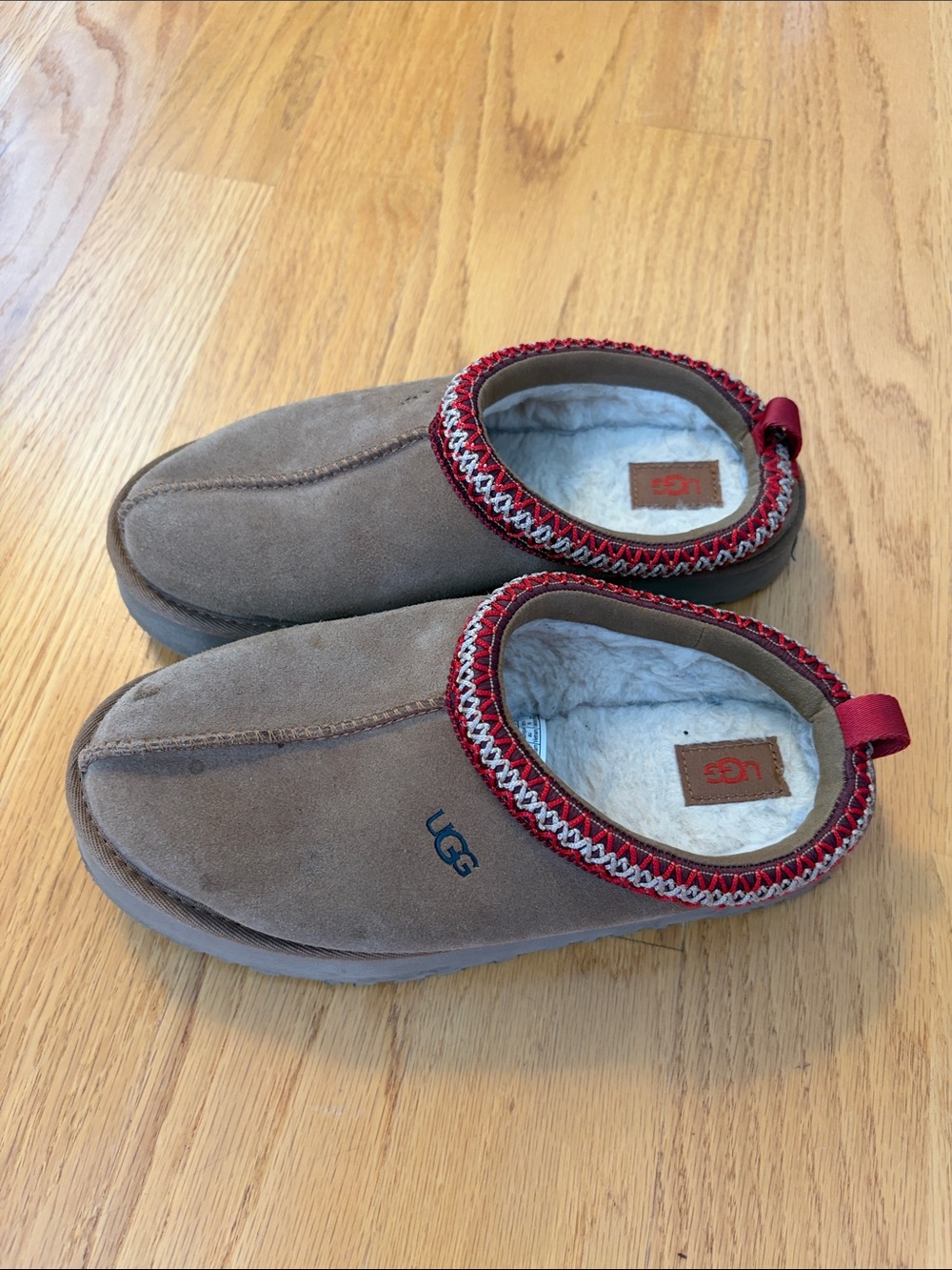 UGG Tazz slipper with red trim 1143776K size 5